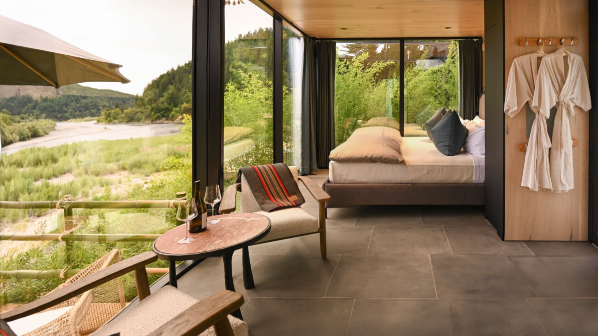 Luxury riverfront room at Tu Tu’ Tun Lodge in Gold Beach Oregon with panoramic views of the Rogue River
