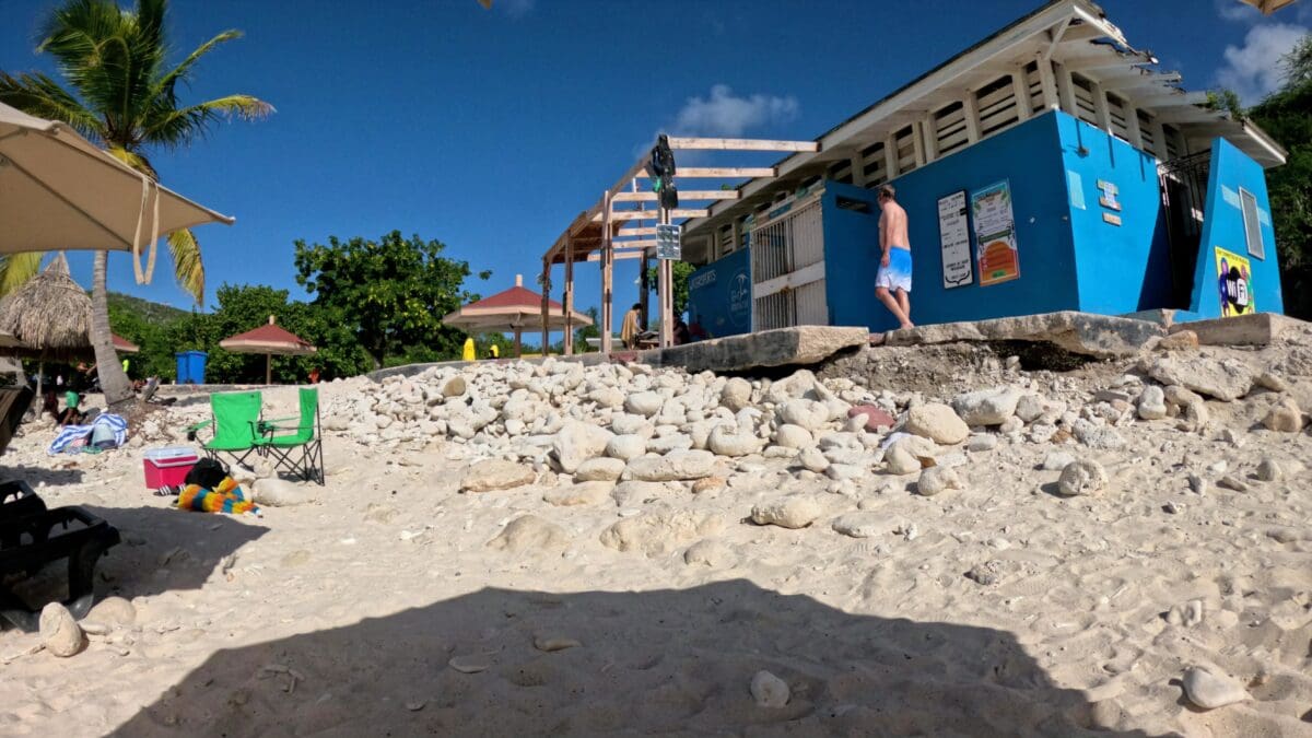 Grote Knip Beach Facilities | Dohrn Travels Beach bar and facilities at Grote Knip Beach Curaçao
