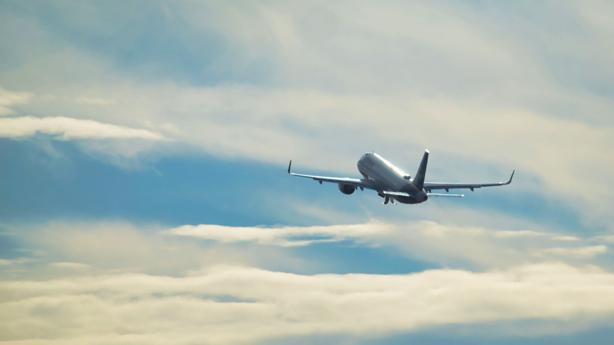 Airplane flying to Fort Lauderdale Airport near Port Everglades cruise port. transportation from fort lauderdale airport